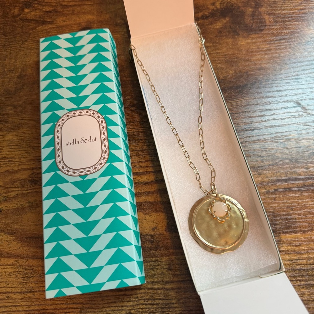 Boxed Stella & Dot Amala White Agate & Antiqued Goldtone Pendant‎ Necklace
